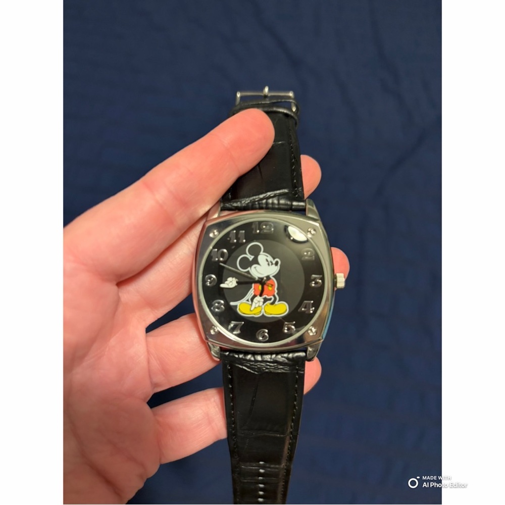 Vintage: Men’s Mickey Mouse Black Leather Strap Watch